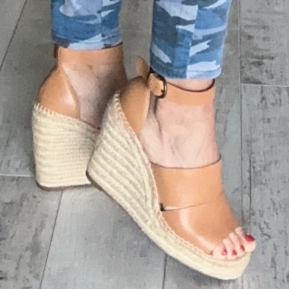 Treasure and bond wedgy heel in a great shape 7 1/2 - Picture 3 of 4